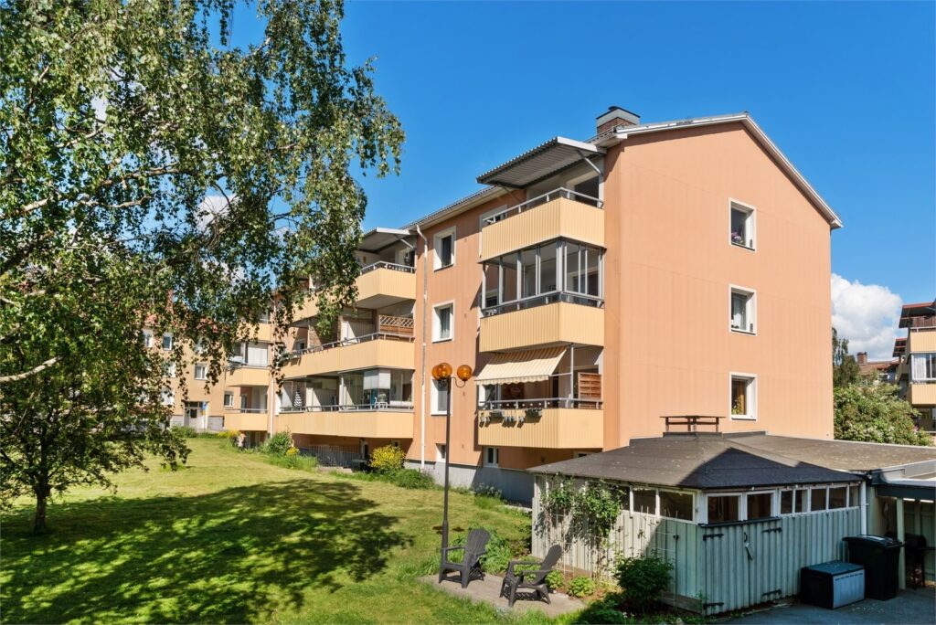 Omputsad Fasad hyreshus. Bålsta Enebyberg