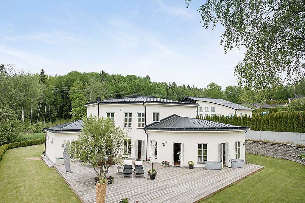 Takläggning dubbelfalsat bandtäckt plåttak. Löttringelund Täby