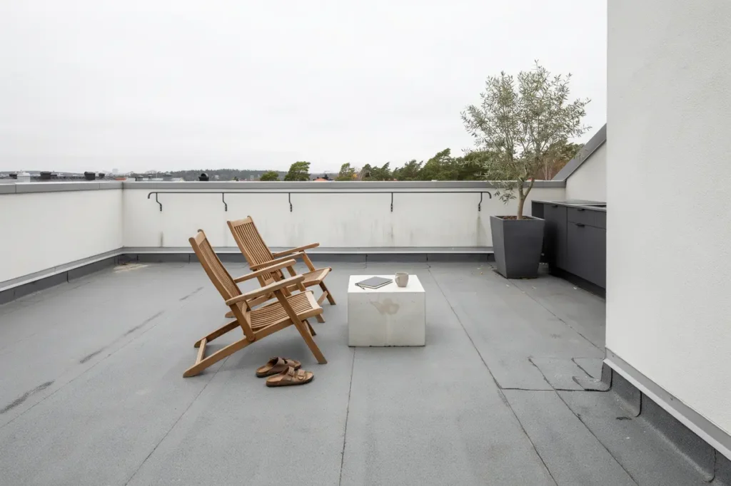renovering av papptak p flerbostadshus i m rby centrum