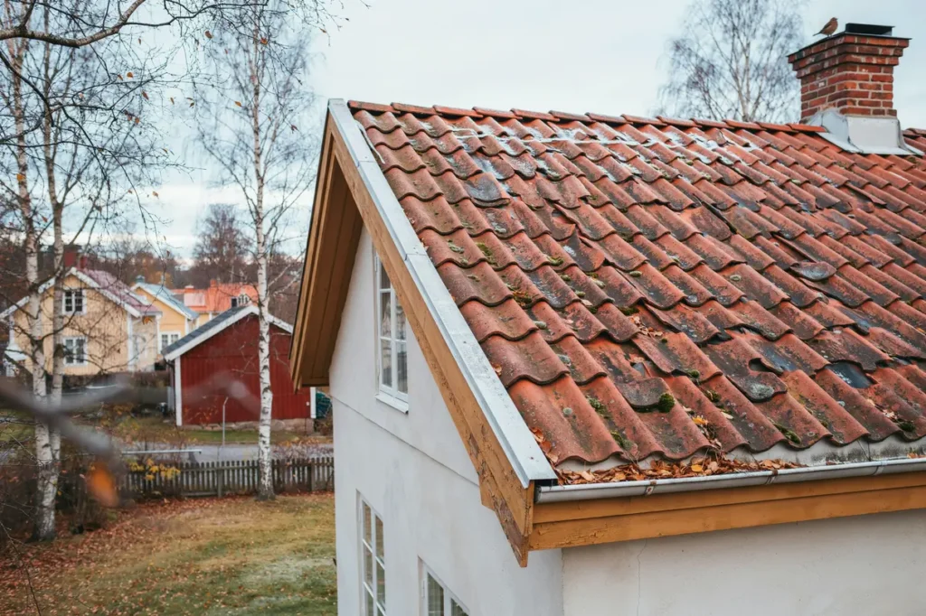 oktober p taket uppt ck frostskador i tid innan sm brister blir dyra vinterproblem
